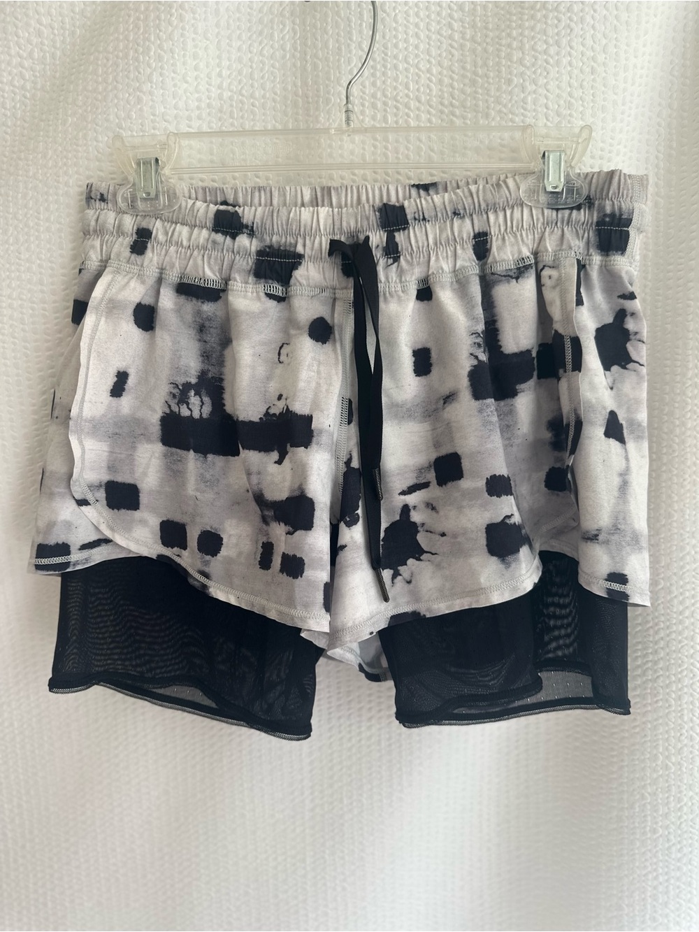 LULULEMON Hot To Street Shorts Ghost Weave White Black Size 8 Mesh Lined Running